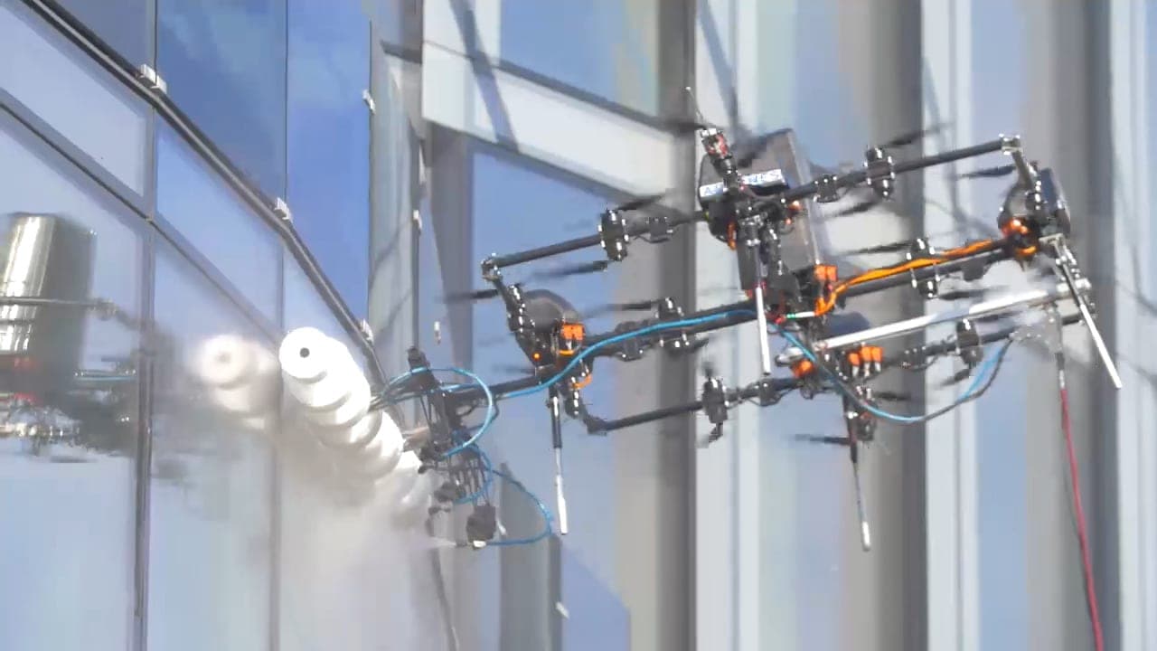 Temizlik dronunun fırça ve püskürtme düzeneğinin yakın plan görünümü